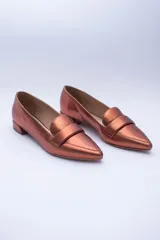 Mocasines color cobre con puntera fina y detalle de antifaz.