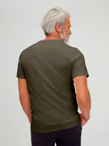 Camiseta gris oscuro de manga corta con cuello en V.