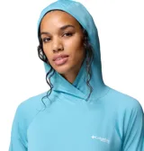 Remera de manga larga celeste con capucha, de tejido transpirable con protección solar UPF 40 y tecnología Omni-Wick de secado rápido. Tiene orificios para los pulgares en los puños y logo de Columbia en el pecho y en la manga.