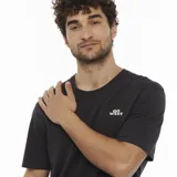 Remera de hombre Wrangler color negro con estampado pequeño en el pecho con la leyenda "Go West".