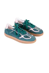 Championes de cuero color verde con detalles en rosa y suela marrón.
