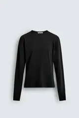 Camiseta negra de manga larga, corte slim fit, cuello redondo y efecto lavado.