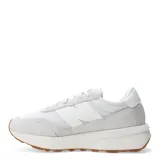 Championes urbanos New Balance 370, color blanco con detalles en gris, confeccionados en gamuza y malla, con logo "N" característico en los laterales y suela de goma color caramelo.