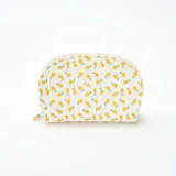 Neceser de tela color beige con estampado de limones amarillos y hojas verdes. Tiene forma ovalada y cierre superior con cremallera.
