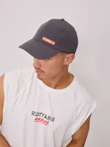 Gorra gris de poliéster y elastano con visera curva y logo de la marca Rusty en color naranja.