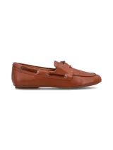 Mocasín náutico color marrón claro, confeccionado en 100% cuero, con cordones delgados en la parte superior y ojales metálicos en los laterales.