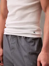 Pack de tres remeras de tirantes blancas de algodón, con cuello redondo y logo CK bordado en el dobladillo.