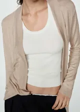 Cárdigan color beige de tejido de punto fino, con cuello pico y mangas largas.