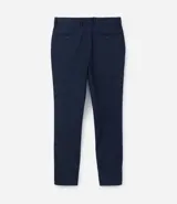 Pantalón de traje de corte super slim, color azul oscuro, confeccionado en tejido de poliviscosa con textura discreta. Presenta trabillas en la cintura, cierre de cremallera y botón, y bolsillos laterales y traseros.