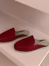 Zueco de cuero color chocolate con suela de yute.