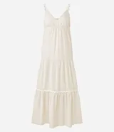 Vestido largo midi color crudo, con escote en V, breteles finos con detalles trenzados, lazo en la espalda, volados y adornos en el bajo.