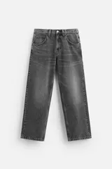 Pantalón de jean gris oscuro con efecto lavado, corte amplio, tiro alto y cinco bolsillos.