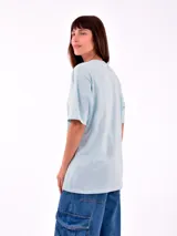 Remera celeste con estampado del personaje Dory de la película Buscando a Nemo.