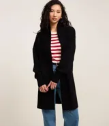 Cardigan negro de punto con cuello redondo, manga larga ajustada y textura.