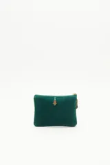 Bolso de mano tipo sobre, confeccionado en terciopelo color verde petróleo, con diseño de corazón bordado en canutillos y lentejuelas doradas y plateadas en el frente. Cuenta con cierre metálico superior y tirante de flecos de mostacillas doradas y negras.