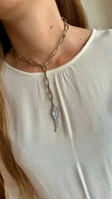 Collar plateado con cadena de eslabones grandes y dije colgante en forma de ala.