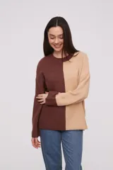 Sweater color marrón y beige con diseño a rayas, de manga larga y cuello redondo.
