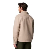 Camisa tipo chaqueta color beige, de corte recto, con cuello clásico, cierre frontal con botones y dos bolsillos de parche en el pecho. Tiene un anillo en D en el bolsillo izquierdo. Marca Columbia.