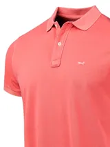 Remera polo color salmón de piqué de algodón orgánico, corte regular, con cuello clásico y tapeta de dos botones.