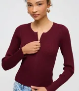 Cardigan de punto acanalado color bordó de la marca Blue Steel, con cuello redondo y cierre frontal de cremallera doble. Posee un calce ajustado, largo corto y mangas largas.