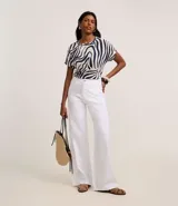 Blusa de mangas cortas con estampa de cebra y cuello redondo.