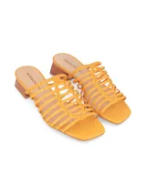 Sandalia color naranja con tiras finas y taco cuadrado de madera.