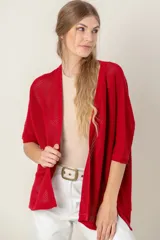 Saco tejido de algodón color chocolate, con diseño calado y mangas tres cuartos.