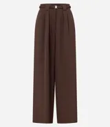 Pantalón femenino de tiro alto, color marrón oscuro, estilo wide leg con pliegues frontales y cintura fruncida con cinturón elástico.
