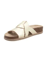 Sandalias bajas doradas con tiras cruzadas y plantilla de corcho.