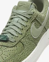 Championes Nike Air Force 1 ´07 PRM de mujer, color verde con estampado Safari y detalles en relieve.