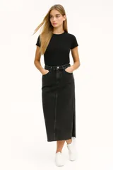 Falda midi de jean negro, corte recto, con tajo frontal y ruedo desflecado.