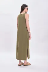 Vestido largo de punto color verde con escote en V y breteles finos.