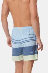 Short de baño celeste con rayas horizontales en tonos de azul, blanco y verde.