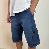Bermuda de jean celeste con bolsillos cargo laterales y traseros.
