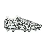 Championes de fútbol Under Armour Magnetico Pro 5 FG, con diseño en blanco y negro con patrón geométrico. Presentan el logo de Under Armour en el talón y suela con tapones para césped.