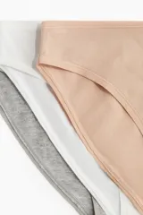 Pack de tres bombachas vedetinas de algodón en color gris, blanco y beige.