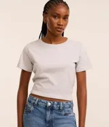 Blusa básica de algodón color tostado, de manga corta con dobladillo y nudo frontal.