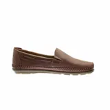 Mocasines de cuero color marrón claro, con detalle de costuras a la vista y aplique de marca en el lateral.