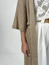 Kimono largo color beige, confeccionado en hilo italiano. Incluye lazo para usar como choker o cinturón.
