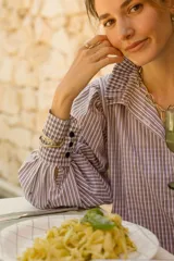 Brazalete rígido de bronce y alpaca maciza, con diseño orgánico irregular.