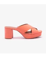 Sandalias color salmón con plataforma y taco ancho, tiras cruzadas sobre el empeine.
