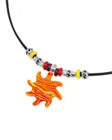 Collar con cordón negro y dije de sol naranja con vetas amarillas. Incluye cuentas plateadas, amarillas y rojas.