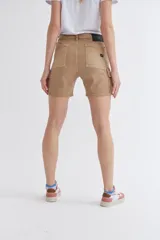 Short de jean blanco de tiro alto, con corte clásico y diseño cómodo.