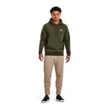 Buzo con capucha celeste de Under Armour, con logo bordado en el pecho y bolsillo tipo canguro.