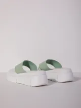 Sandalia color beige con cinta ancha en el empeine y plantilla acolchada, plataforma dentada de 3.5 cm.