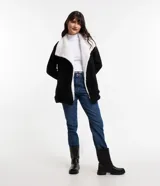 Cardigan alargado color blanco, con cuello virada, forro de pelos y confeccionado en punto pesado. No tiene cierre.