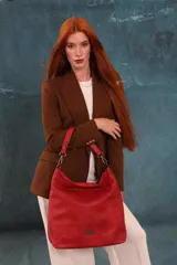 Cartera bandolera color marrón, confeccionada en símil cuero con textura. Tiene dos divisiones internas, asa corta fija y correa larga regulable.