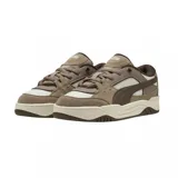 Championes Puma 180 color beige con detalles en blanco.