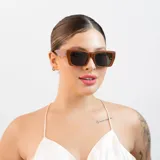 Lentes de sol rectangulares color verde pastel con lentes oscuros y filtro UV400.