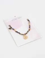 Collar corto dorado con cadena de eslabones, cuentas de piedra natural multicolor y dije de moneda dorada.